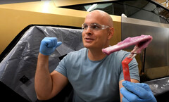 这种紫色粘稠物中含有溶解的黄金，注定要覆盖在特斯拉 Cybertruck 上。(图片来源：YouTube 上的 JerryRigEverything）