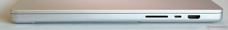 正确写法:SDXC读卡器、支持Thunderbolt 5的USB-C 4.0接口(120 Gbps,DisplayPort 2.1,Power Delivery)、HDMI