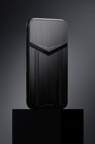 每款手机的芯片、电池和软件均与标准版 iPhone 相同。