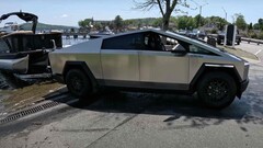 特斯拉 Cybertruck 在牵引重物时存在严重的续航问题。(来源：Flying Wheels via YouTube）
