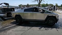 特斯拉 Cybertruck 在牵引重物时存在严重的续航问题。(来源：Flying Wheels via YouTube）