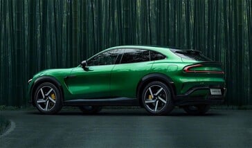小米 YU7 比特斯拉 Model Y 更大，电池容量也更大。