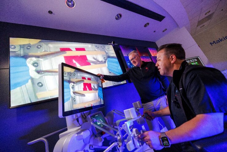 外科医生在 250 英里之外的国际空间站上进行模拟手术。(来源：内布拉斯加大学林肯分校）