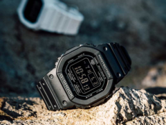 黑色卡西欧 G-Shock GW-5000HS-1ER（正面）和白色 GW-5000HS-7ER。(图片来源：卡西欧）