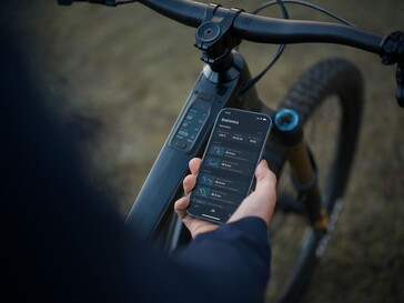 大疆 Avinox eMTB 系统与智能手机应用程序集成，但也有一个安装在自行车上管的 2 英寸 OLED 显示屏。(图片来源：大疆创新）