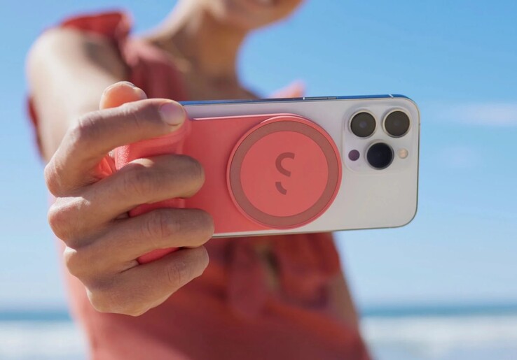Qi2 支持使用 SnapGrip 等磁性配件。(图片来源：Shiftcam）