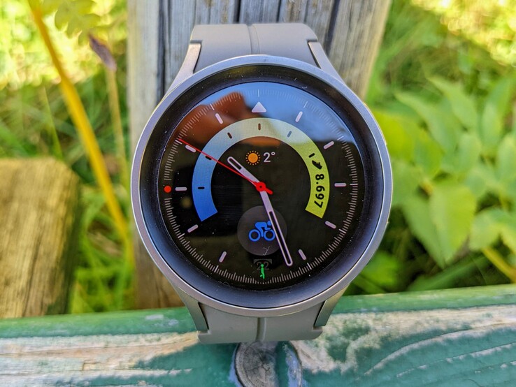 Galaxy Watch5 Pro的OLED显示屏始终易于阅读。