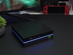 配备前置端口和 LED 灯带的 Yohris 迷你游戏电脑（图片来源：ETA PRIME/YouTube）