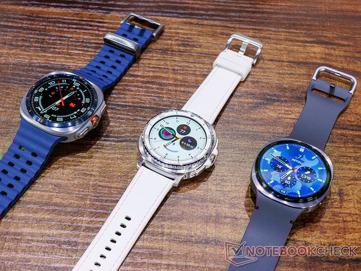 2025Galaxy Ultra 与 Watch 8 Classic 和 Watch 8 相邻（图片来源：Notebookcheck）